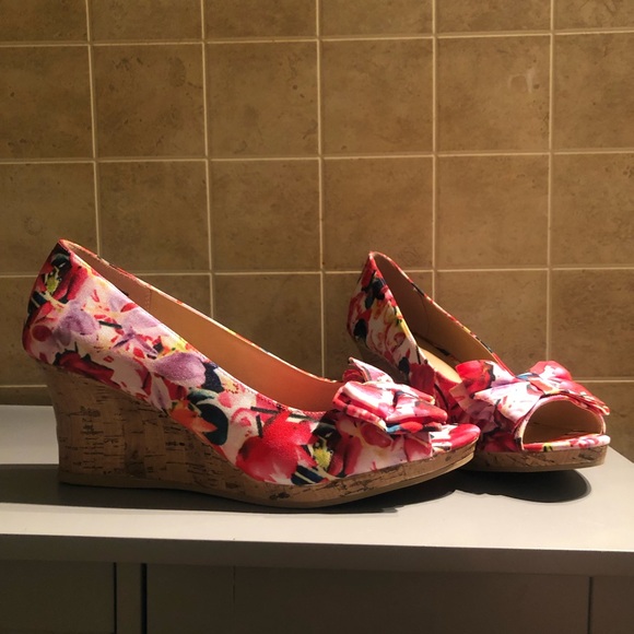 Dexflex Comfort Multi Color Floral Wedges Size 9 1/2 Big Bow Accent - Picture 4 of 9
